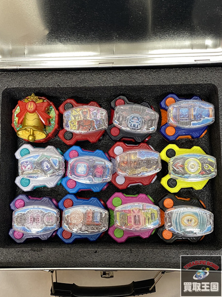 レイズバックル 12個セット 缶ケース白　仮面ライダーギーツ