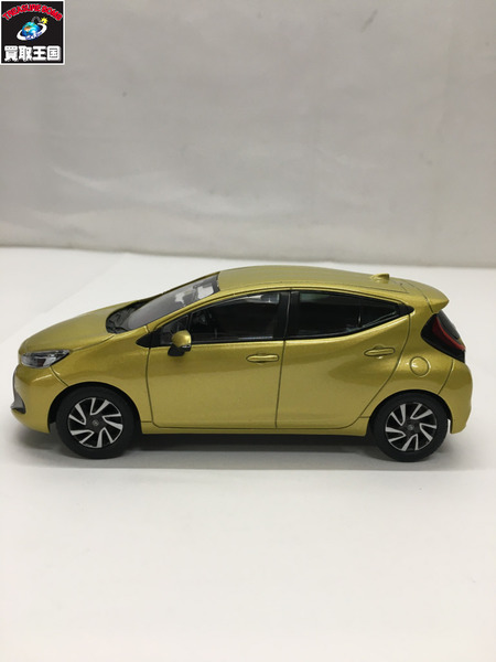 TOYOTA　アクア　ブラスゴールドメタリック