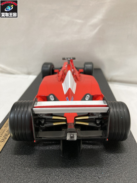 1/18スケールカー ホットウィール 1/18 フェラーリ 2001 WORLD CHAMPIONS