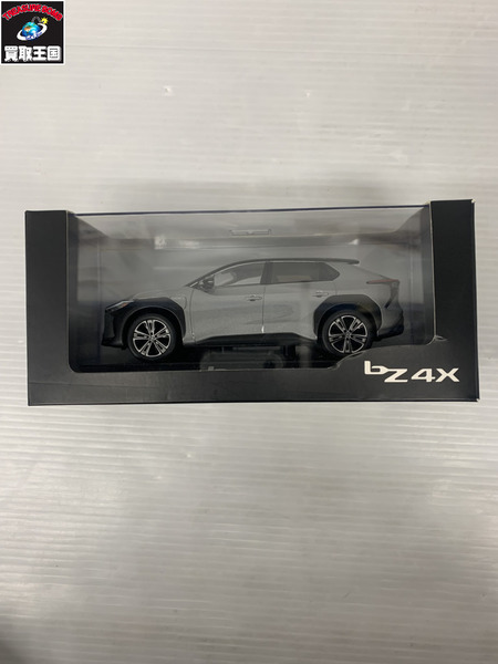 トヨタ bZ4X ミニカー 1/30スケール ダイキャスト製 ブラック×プレシャスメタル