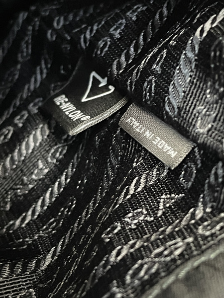PRADA Re-Nylon 巾着ポーチ 黒