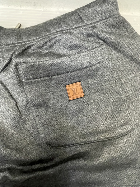 LOUIS VUITTON ロゴレザーパッチ スウェットパンツ L グレー RM142Q H6Y51WJUH[値下]