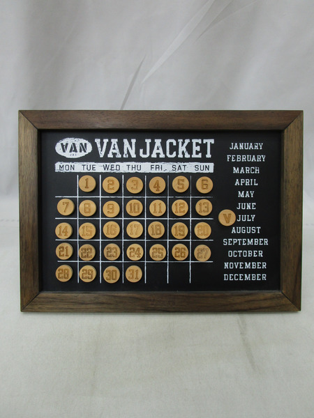 【新品】VAN  JACKET 天然木 万年カレンダー 足つき 完売品 生活雑貨 VAN JACKET 万年カレンダー|商品番号:2200010117844