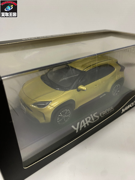カラーサンプル ヤリスクロス ブラスゴールドメタリック
