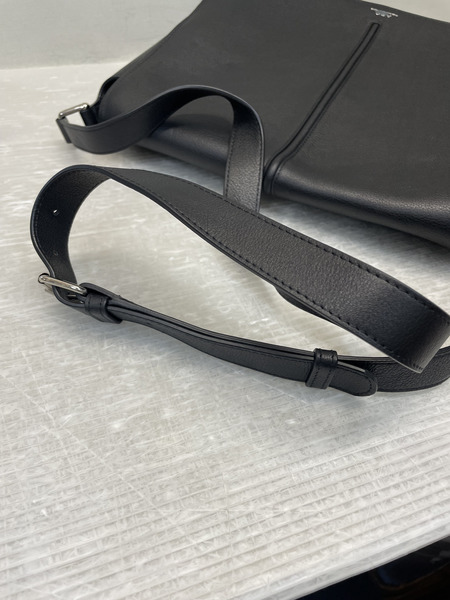 A.P.C. BETTY HOMME レザーショルダーバッグ