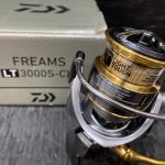 【商品紹介！】工具釣具買取王国鈴鹿白子店 【未使用品】ダイワ（DAIWA）　スピニングリール　フリームス（FREAMS） 3000S-CXH 2018年モデル