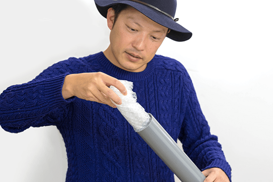 ロッドケースに緩衝材を詰める